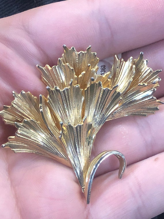 Vintage Gold Tone Gold Wash Leaf Fan Spray Brooch - image 1