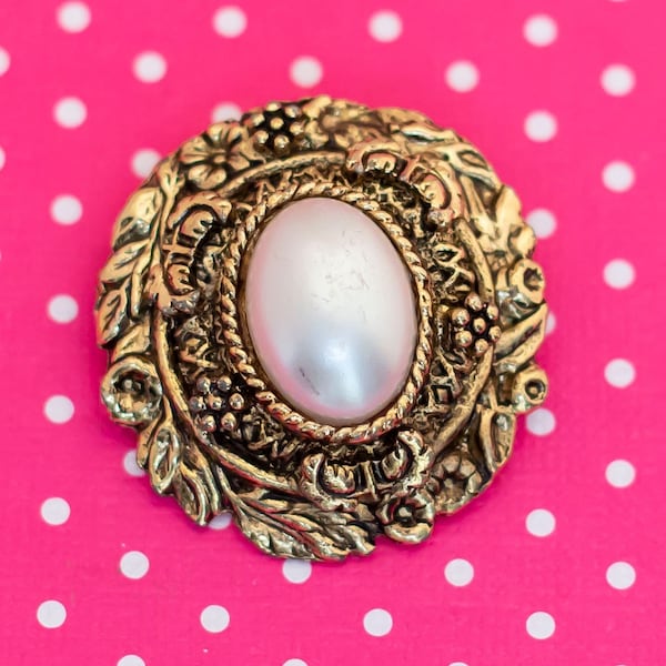 Vintage Goddess Perception Oval Brooch - P22