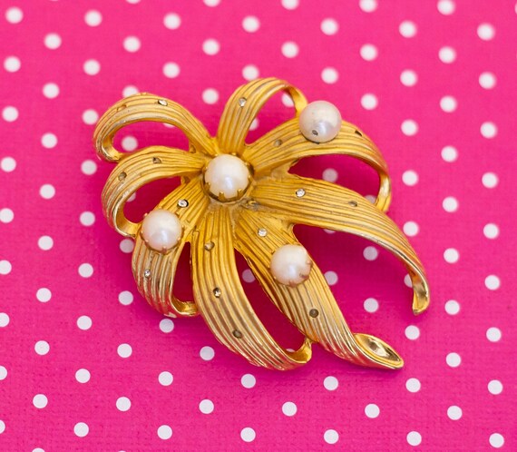 Vintage Golden Bush Brooch - P24 - image 1