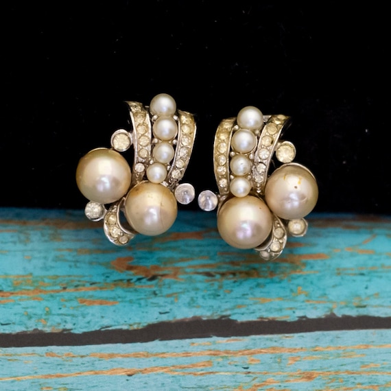 Vintage White Faux Pearls Abstract Silver Tone Clip On Earrings by Vendome - P25