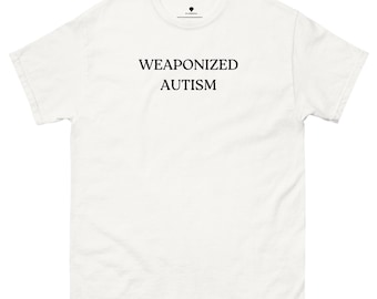 Peut inclure: Un t-shirt blanc à manches courtes avec le texte noir WEAPONIZED AUTISM imprimé au centre de la poitrine. Le vêtement présente une encolure ronde et une petite étiquette noire située à l'intérieur de la zone du col.