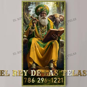 Può includere: Un uomo con una veste verde e dorata siede su un trono, tenendo un libro e una pipa. Lo sfondo è una lussureggiante foresta verde con un elefante bianco. Il testo "EL REY DE LAS TELAS 786 296-1221" è nella parte inferiore dell'immagine.