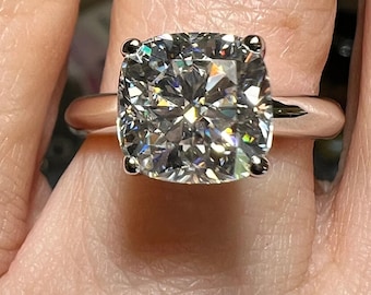 Certified Cushion Cut Moissanite Solitaire Engagement Ring (1-5CT) – D Color VVS1 Diamond Alternative