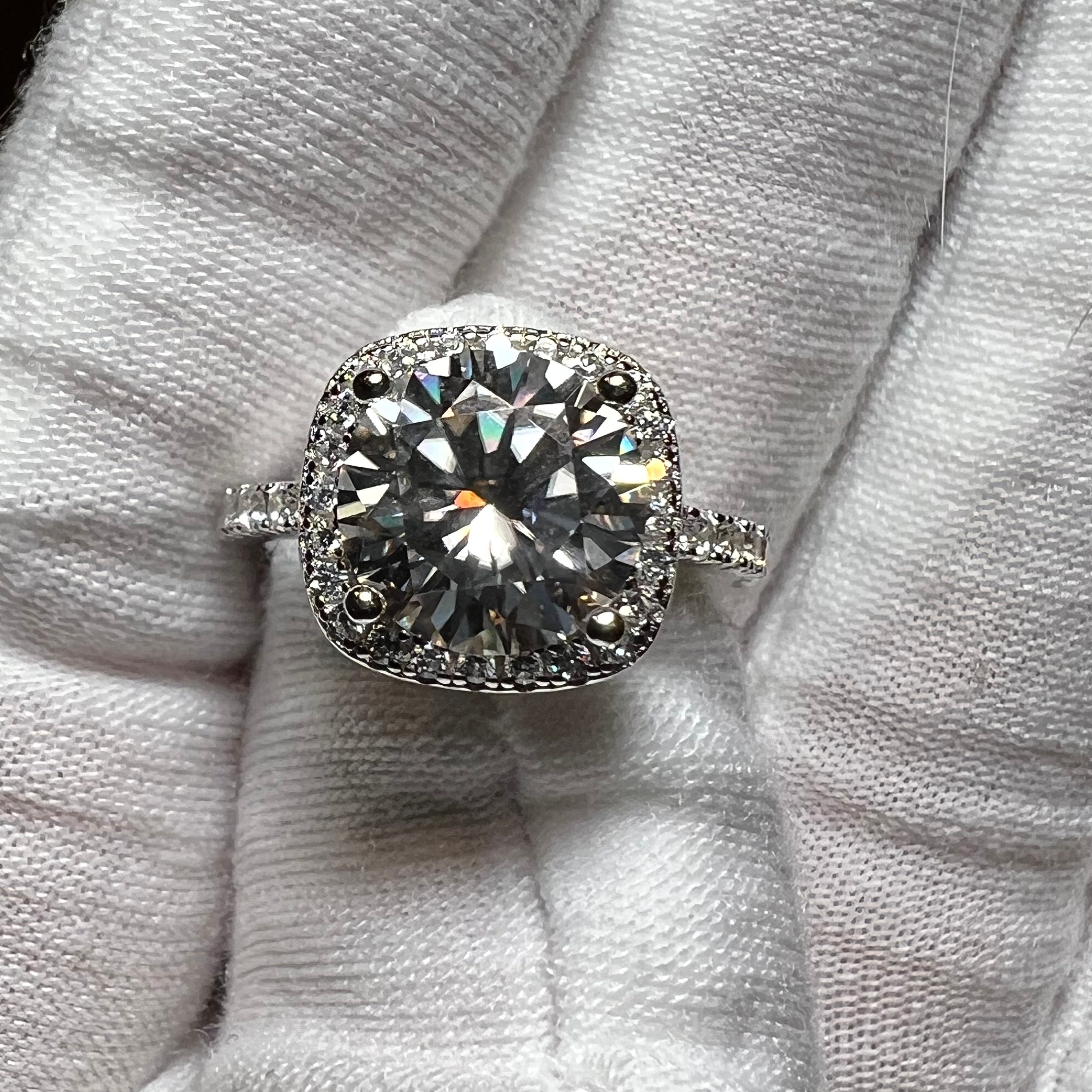 認定3カラットラウンドブリリアントカットハローモアッサナイト