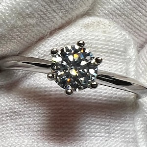 Sonderverkauf - Zertifizierter 0.5 Rund Brilliantschliff D VVS1 Moissanite Solitaire Verlobungsring Größe 7.5