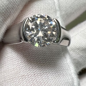 Gecertificeerde 2CT Moissanite Solitaire-verlovingsring met halve bezel/positieve test