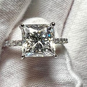 Anello di fidanzamento con alone nascosto in moissanite taglio principessa da 2 carati certificato