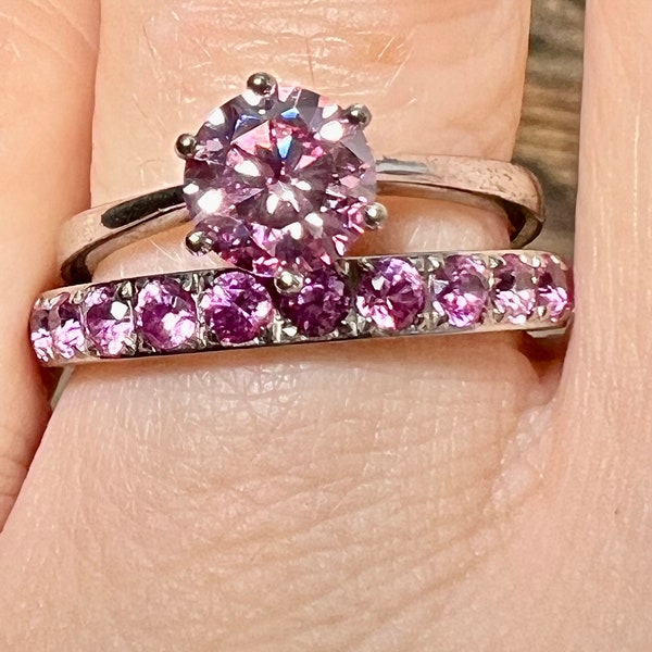 Ein zertifizierter 1CT runder Brillantschliff VVS1 Fancy Pink Moissanite Solitär Verlobungsring - Braut Set - Größe 6