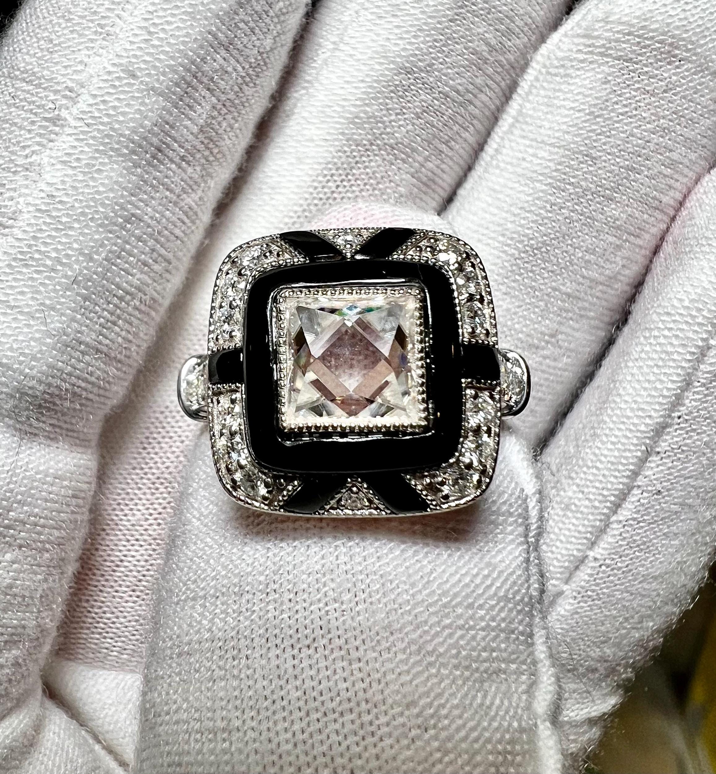 Anillo Art Deco a medida de 1,5 quilates con bisel princesa de corte francés, filigrana de moissanita y esmalte negro, con halo pavé francés, tamaño 7. Envío el mismo día