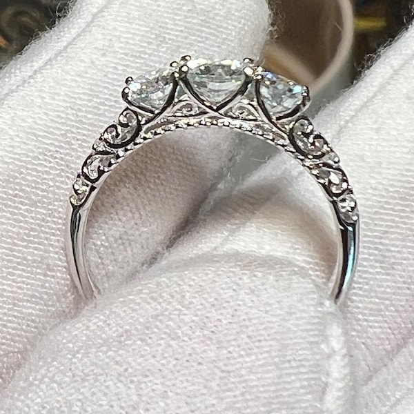 Bague en filigrane fantaisie trois pierres Journey en moissanite