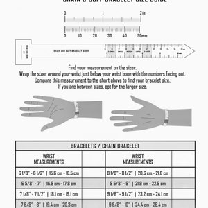 K&ouml;nnte beinhalten: Eine Gr&ouml;&szlig;entabelle f&uuml;r Ketten- und Manschettenarmb&auml;nder. Enth&auml;lt ein Lineal mit Zoll und Millimetern sowie eine Tabelle mit Handgelenkmessungen in Zoll und Zentimetern. Die Anleitung zeigt, wie man das Handgelenk f&uuml;r die richtige Armbandgr&ouml;&szlig;e misst.