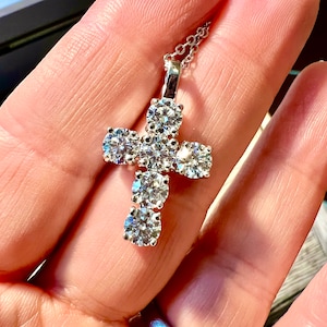 Collier avec pendentif croix en moissanite rond certifié D VVS1 de taille brillant en or 14 carats de 5 mm