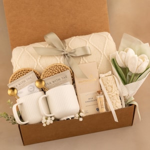 Engagement Gifts for Couple, Newly Engaged Gift For Two, Romantic Gift, Couples Gift, Anniversary gift, Luxury gift box DualMugWhiteTulip