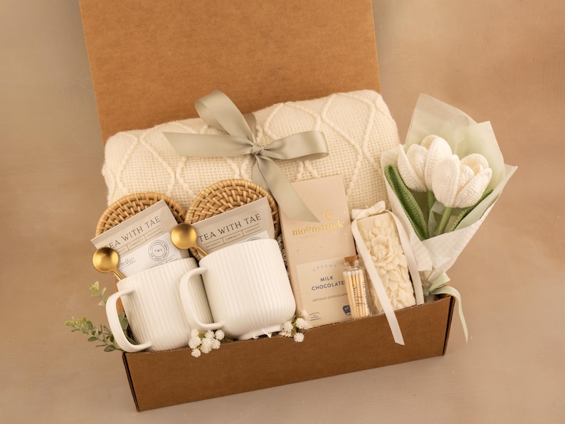 Engagement Gifts for Couple, Newly Engaged Gift For Two, Romantic Gift, Couples Gift, Anniversary gift, Luxury gift box DualMugWhiteTulip