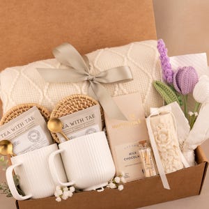 Engagement Gifts for Couple, Newly Engaged Gift For Two, Romantic Gift, Couples Gift, Anniversary gift, Luxury gift box DualMugPurpleTulip
