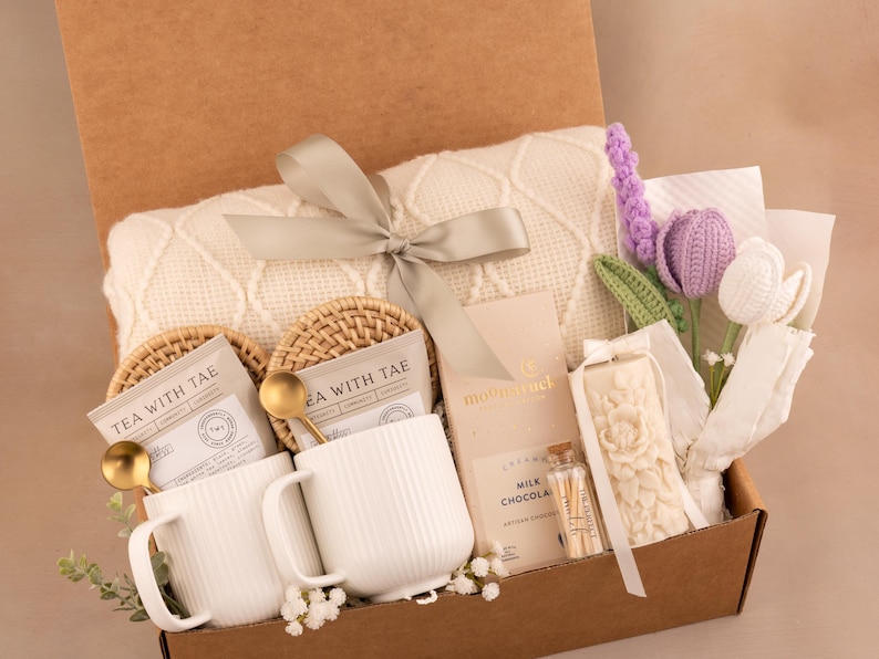 Engagement Gifts for Couple, Newly Engaged Gift For Two, Romantic Gift, Couples Gift, Anniversary gift, Luxury gift box DualMugPurpleTulip