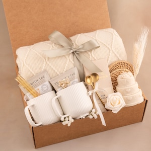 Engagement Gifts for Couple, Newly Engaged Gift For Two, Romantic Gift, Couples Gift, Anniversary gift, Luxury gift box WeddingCakeCandle