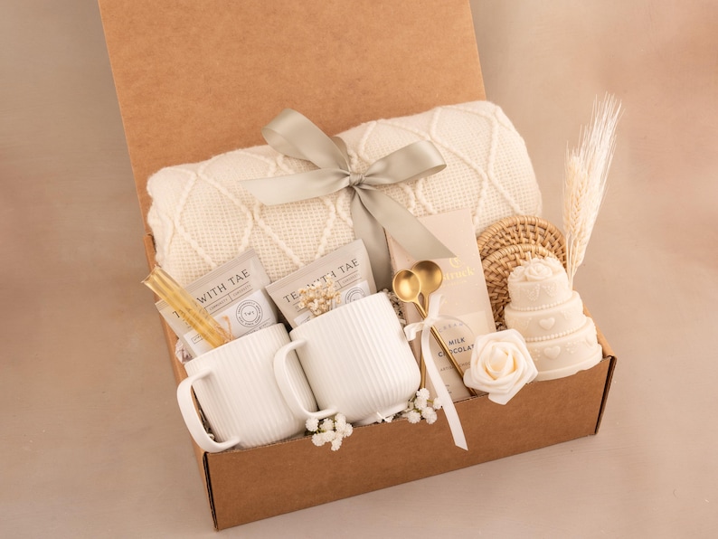 Engagement Gifts for Couple, Newly Engaged Gift For Two, Romantic Gift, Couples Gift, Anniversary gift, Luxury gift box WeddingCakeCandle