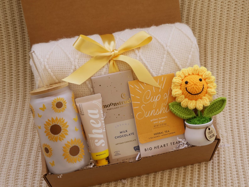 Mothers Day Gift Crochet Heart, Mothers Day Gift From Daughter, Gift For Mom, Best Mom Ever, Mothers Day Gift basket, Care Package Box Set Smiley Sunflower