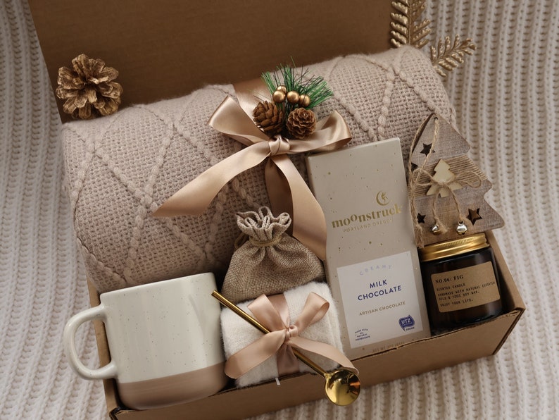 Caja de regalo navideña, canasta de regalo de Navidad, regalo hygge, envío de un abrazo, caja de regalo para mujer, paquete de cuidado para ella, regalo de agradecimiento, idea de caja de regalo Boho Beige Xmas
