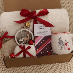 Caja de regalo navideña, canasta de regalo de Navidad, regalo hygge, envío de un abrazo, caja de regalo para mujer, paquete de cuidado para ella, regalo de agradecimiento, idea de caja de regalo XmasCracker Blanket