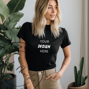 Black Bella Canvas 3001 mockup, zwart T-shirt mockup, blond model T-shirt mockup, Bella Canvas T-shirt mockup, mockup stedelijke stijl, mockup model, stedelijke stijl