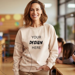 Lehrer Mockup Sand Gildan 18000 Sweatshirt Mockup Schullehrer Mockup Schule Kindergarten Instrcutor Back to School Mockup Beige Mockup