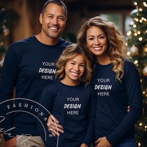 Weihnachtsgruppe Mockup Navy Gildan 18000 18000B Familien Mockup True Navy Paar Mockup Blaue Familie Weihnachtsbaum Lifestyle Gruppe Mockup