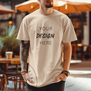 Elfenbein Comfort Farben 1717 T-Shirt Mockup männliches Modell helle Creme Beige Komfort Farben Lifestyle Mockup männlich Tattoo Komfort Farbe Herbst Tshirt