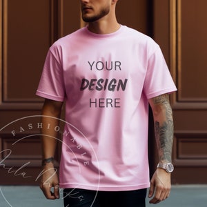 Blüte Komfortfarben 1717 T-Shirt Mockup männliches Modell rosa Komfortfarben Lifestyle Mockup männlich Tattoo rosa Herbstfarben Herbst Tshirt Mock