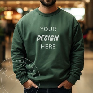 Puede incluir: Una sudadera verde oscuro con el texto "YOUR DESIGN HERE" impreso en la parte delantera.