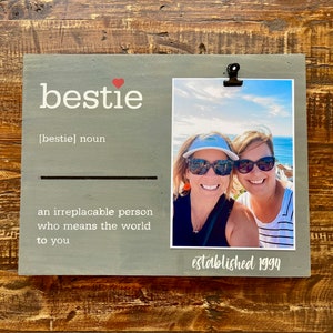 Best Friends Sign "Bestie" with a photo clip for a pic of your bestie, includes an est date and the definition of a bestie! Christmas