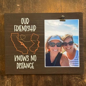 Unsere Freundschaft kennt keine Entfernung, Fern, Freunde Geschenk, Geschenk-Für-College, familienfreundliches Geschenk, individueller Titel, Karte der besten Freunde