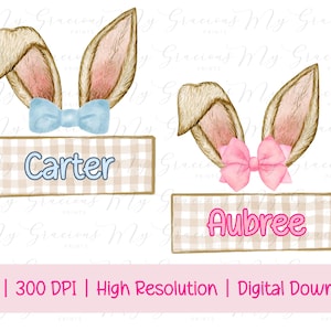 Puede incluir: Dos juegos de orejas de conejo con lazos. Un juego es marrón con un lazo azul claro y el nombre "Carter" sobre un fondo a cuadros. El otro juego es marrón con un lazo rosa y el nombre "Aubree" sobre un fondo a cuadros.