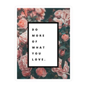 Haz más de lo que amas. Mensaje motivacional de afirmación positiva. Adhesivo para portátil para mujer con rosas rojas y negras.