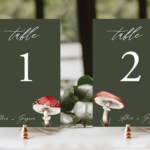 Modello numero tavolo nuziale verde foresta, vegetazione di montagna con funghi da favola, stampabile modificabile, foresta incantata del nucleo del cottage, A100