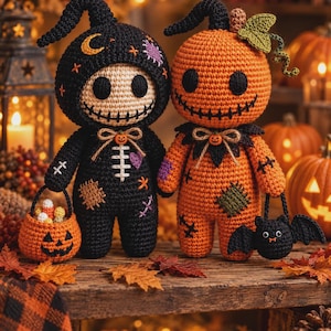 Peut inclure: Deux poupées au crochet avec des traits du visage cousus. La poupée de gauche porte une tenue à capuche noire avec un croissant de lune et des patchs, tenant un petit panier citrouille orange. La poupée de droite est orange avec une feuille verte et tient une chauve-souris noire.