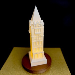 Luminária em formato de torre da Georgia Tech (tamanho grande): lembrança de formatura e decoração para mesa de ex-alunos.