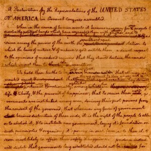 Puede incluir: Un primer plano de un documento histórico, la Declaración de Independencia, escrito en letra cursiva en papel envejecido. El texto incluye la frase "Sostenemos como evidentes estas verdades: que todos los hombres son creados iguales."
