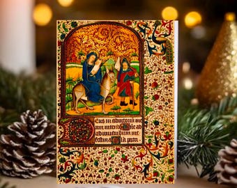 Può includere: Un biglietto di Natale vintage con un bordo dorato e rosso. Il biglietto presenta un'illustrazione in stile medievale di Maria, Giuseppe e il bambino Gesù che cavalcano un asino. Il testo sul biglietto recita "Eus in adductoin mc um intraid hic ad addivinumd mc fedina la pm."