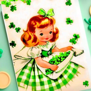 Vintage St Patrick’s Day süßes kleines Mädchen im Kleeblatt-grünen Kleid digitale Grußkarte | 1950er Jahre | Digital restauriert und verbessert | Druckbar