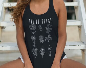 Pflanzen diese Blumen Shirt | Earth Day Shirt | Plant Lady Shirt | Crazy Plant Lady Geschenke | Damen Erde Tag | Idealer Racerback Tank für Frauen