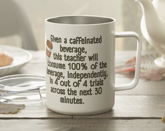 Può includere: Tazza da caffè bianca con bordo e manico argentati. La tazza presenta un testo nero: "Given a caffeinated beverage, this teacher will consume 100% of the beverage..." Un croissant e una teiera sono sullo sfondo.