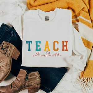 Benutzerdefinierter Name Teach Sweatshirt, Lehrer Sweatshirt, Süßes Shirt für Lehrer, Lehrer Geschenke, Grundschullehrer Shirt, Gruppenlehrer