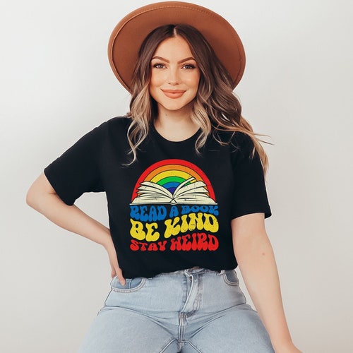 Lees boeken Wees aardig blijf raar shirt, literair shirt, boekenwurm boekenlezer, leraar Engels, cadeau voor bibliothecaris Bookish, Rainbow leraar