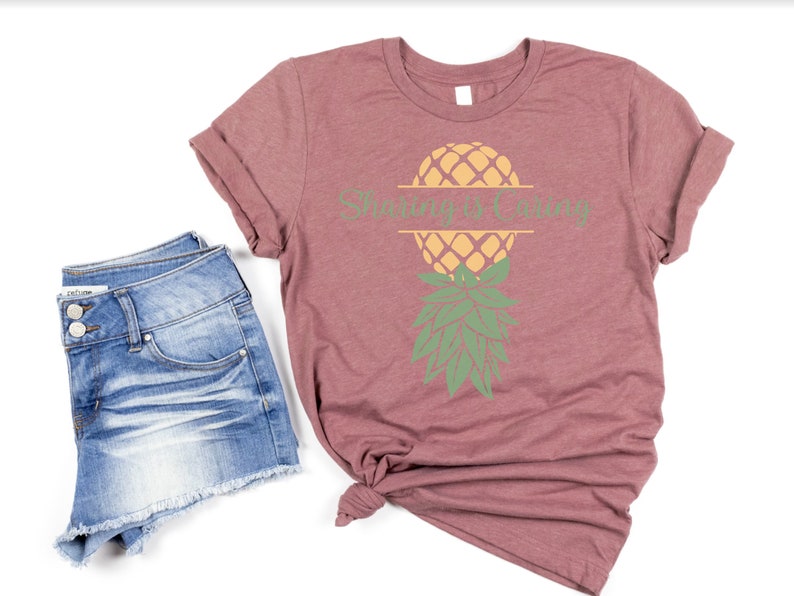 Puede incluir: Una camiseta color malva con un gr&aacute;fico de pi&ntilde;a y el texto "Sunny is Calling". La camiseta se combina con pantalones cortos de mezclilla.