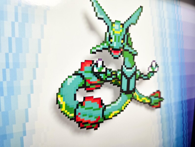 Puede incluir: Un personaje de Pokemon pixelado verde y rojo con un cuello y una cola largos. El personaje est&aacute; en una pose de lucha con los brazos y las piernas extendidos.