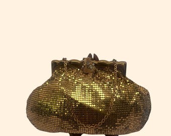 Bolso de noche vintage de malla metálica dorada de los años 50 y 60 con cierre de pedrería y cadena.