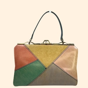 Puede incluir: Un bolso vintage de patchwork con asa superior. El bolso presenta un diseño geométrico con paneles de color rosa, verde, amarillo y gris, cosidos con hilo negro. El marco y el cierre son de color dorado.