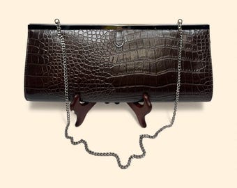 Pochette Aldo vintage en cuir verni marron foncé gaufré effet croco avec bandoulière chaîne en argent